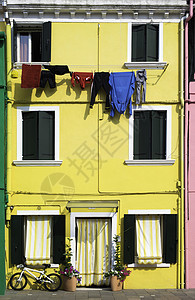 威尼斯明亮黄色房屋图片