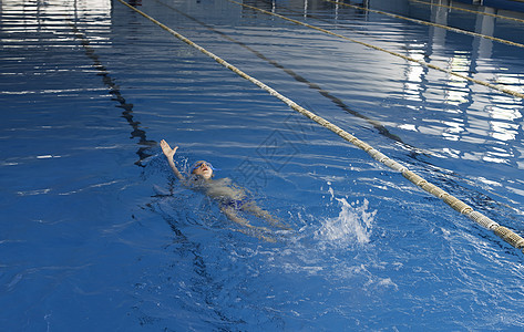 游泳池中的儿童游泳运动员运动童年训练蓝色孩子活动娱乐孩子们乐趣喜悦图片
