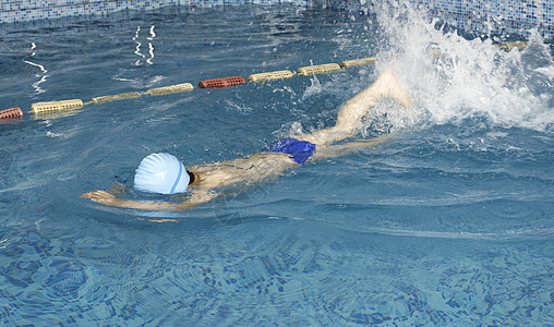 游泳池中的儿童游泳运动员孩子学习乐趣蓝色学校孩子们训练运动娱乐活动图片