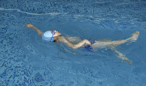 游泳池中的儿童游泳运动员娱乐学习男生学校蓝色假期童年班级活动喜悦图片