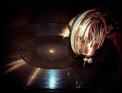 黑乙烯唱片和老古老的留声录音片段特写播放器音乐光盘金属黄色红色留声机唱机音乐播放器技术图片