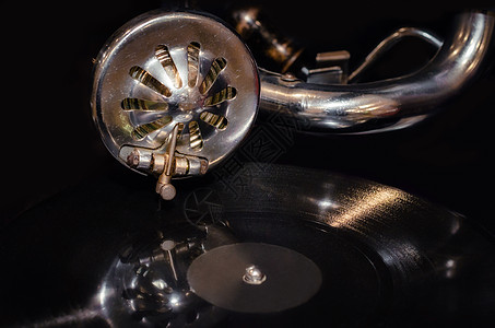 黑乙烯唱片和老古老的留声录音片段特写光盘红色留声机音乐播放器技术黑胶复古音乐电唱机唱机图片