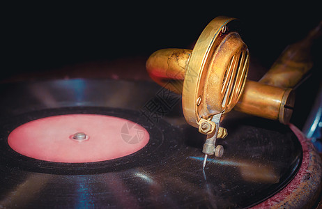 黑乙烯唱片和老古老的留声录音片段特写音乐播放器黄色留声机光盘复古播放器黑胶音乐电唱机金属图片