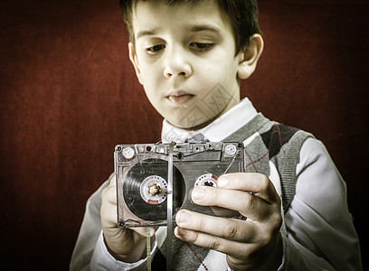 带铅笔的卷磁带带 男孩拿着磁带黑色卷轴儿童乡愁立体声收音机音乐塑料夫妻记录图片