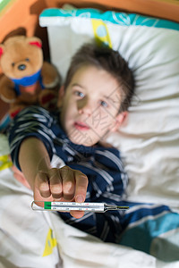 与泰迪熊同床睡的生病儿童考试房间童年病人发烧孩子们男生疾病玩具药品图片
