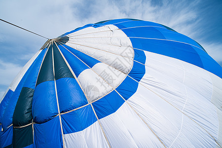蓝色天空中的蓝气球多云冒险自由热气闲暇飞艇旅游运输娱乐航班图片