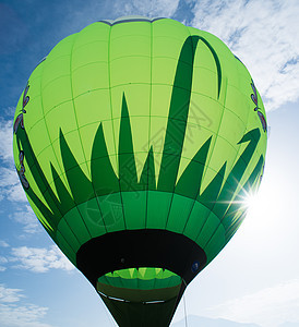 绿色气球闲暇多云旅游天线天空航班飞机乐趣自由飞艇图片