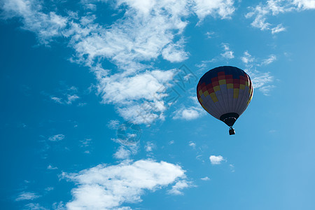 蓝色天空中的多彩气球节日天线篮子闲暇飞艇飞机冒险运动热气航班图片