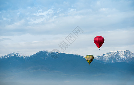 蓝色天空中的红气球天线闲暇飞机篮子乐趣运动飞艇节日自由热气图片