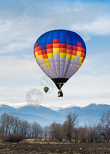 蓝色天空中的多彩气球冒险节日运输热气闲暇多云飞艇自由飞机天线图片