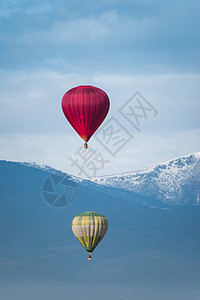 蓝色天空中的红气球节日旅行乐趣闲暇热气运输自由飞机运动红色图片