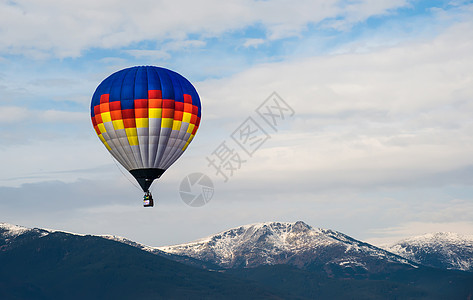 蓝色天空中的多彩气球运动节日运输冒险娱乐旅行航班多云自由热气图片