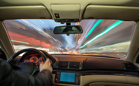 开车时车内部控制板交通旅行司机车辆安全车速天空速度车道图片