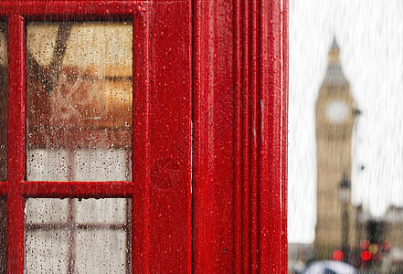 大蜂和红电话小屋 下雨日地标盒子城市首都历史文化议会民众历史性纪念碑图片