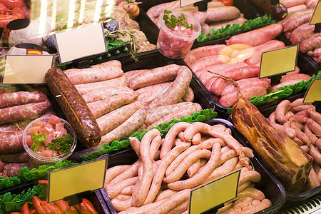 肉和香肠在屠宰店里熏肉购物窗户熏制熟食市场牛扒收藏食物零售图片