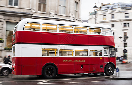 伦敦的红巴士街道交通城市运输旅游出租车王国甲板吸引力游客图片