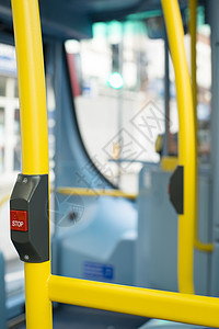公共交通的公交车内客车城市乘客民众假期手柄按钮塑料座位运输旅行图片