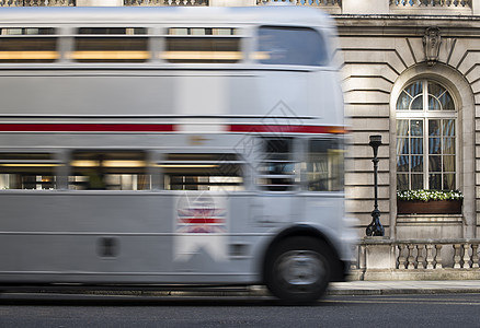 伦敦的红色古董巴士公共汽车运输出租车王国街道旅行甲板交通英语城市图片