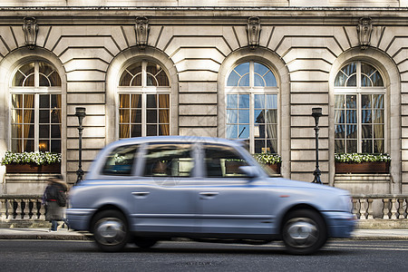 出租车在伦敦开动红色黄色公共汽车黑色出租车司机吸引力驾驶游客运动运输图片