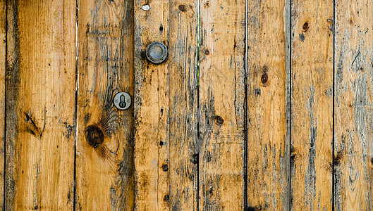 配有门把手和门锁的旧木制门图片