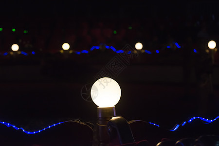 马戏团中的灯光剧院红色金子风格投影仪灯泡圆圈电影黄色娱乐图片