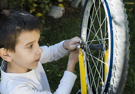 修自行车的孩子祖父男性白色男生男人维修工作闲暇车轮机械图片