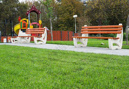 公园中的木板凳城市场景人行道长凳途径花园草地小路木头椅子图片