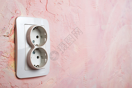 粉红色墙上的白插座器具金属插头连接器墙纸力量电缆网络工具电气图片