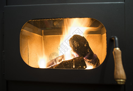 木柴炉灶火焰房间金属日志窗户壁炉烤箱温暖柴火炉房子图片