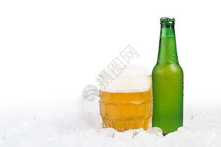 啤酒瓶和啤酒杯派对绿色酒吧金子酒精黄色玻璃啤酒棕色白色图片