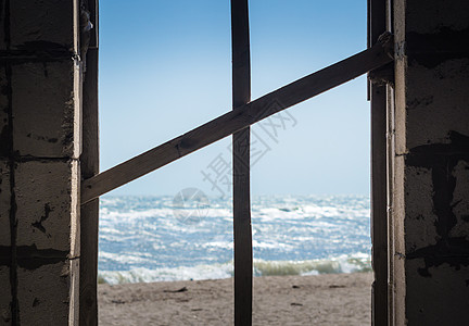 窗边的横板 俯视海面和海滩图片