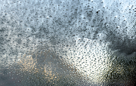 玻璃上的洗车水和泡沫质料黄色蓝色气泡水泡肥皂图片