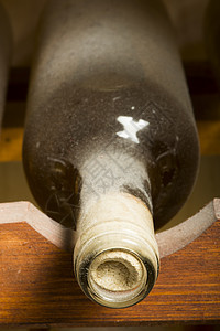 货架上酒瓶餐厅玻璃酒吧库存木头团体瓶子饮料酒精产品图片