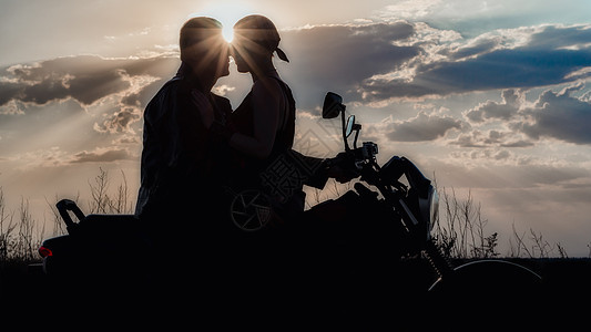 浪漫的一对夫妇情侣 在摩托车上的男人和女人图片