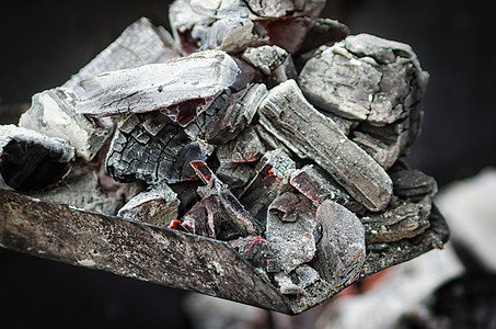 黑色背景贴近黑背景的木炭烧制器火焰热带红色白色壁炉架烧伤烟囱木头余烬壁炉图片