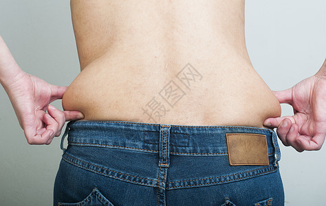 女人从腰部捏着脂肪图片