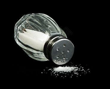 黑色背景上的盐盐瓶水晶粉末烹饪晶体玻璃洗澡白色营养食欲图片