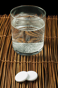水溶性阿司匹林液体气泡药理玻璃预防药品混合物蓝色空气药片图片