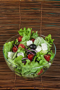 在一个木制基地的玻璃碗里的沙拉西红柿食物美食蔬菜饮食盘子午餐健康洋葱营养图片