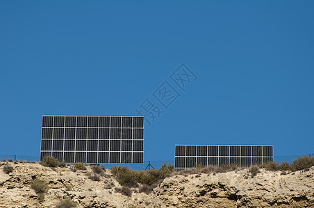 山上太阳能板板房子天空植物太阳环境蓝色创新生态力量阳光背景图片