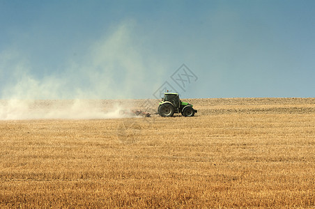 拖拉犁田土地地平线国家天空机械耕种收成商业农村农场图片