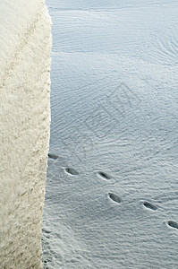 雪飘和步季节漂移雪堆冻结水晶蓝色脚印天气场地阴影背景图片