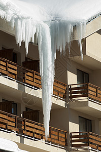 窗上的冰柱蓝色建筑学木头框架水晶雪花天气降雪冻结窗户图片