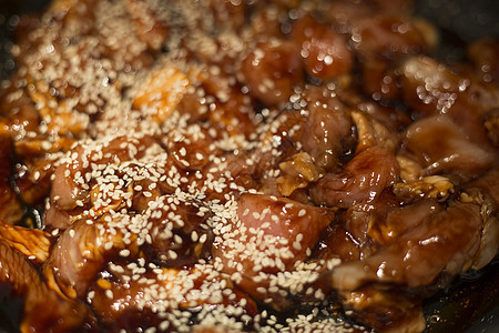 Teriyaki鸡蛋背景油炸美食烹饪蜂蜜种子大豆午餐炙烤芝麻沙爹图片