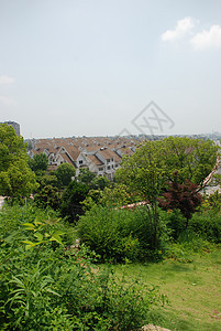 山上建筑和天空的风景图片