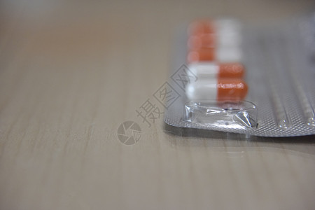 表格上透明泡泡中的空片段的药片图片