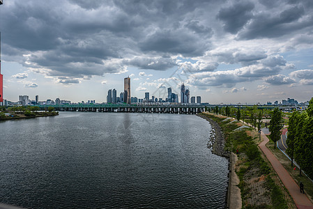 时间流逝的河上天际线 在世间不时传过铜雀路口场景旅行速度建筑学天线步伐城市运动图片