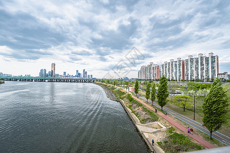 时间流逝的河上天际线 在世间不时传过运动速度天线建筑学旅行街道景观地标路口城市图片