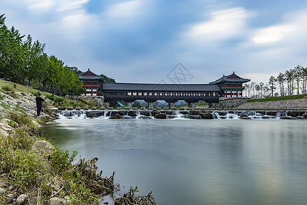 上午1 南韩庆州Woljeonggyo桥历史自然天空寺庙建筑学花园公园蓝色城市游客图片