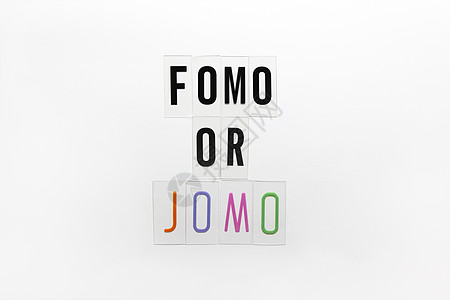 白色背景透明塑料上的缩写词 FOMO JOMO FOMO 意味着害怕错过 JOMO  错过的快乐 反对 选择 社会问题 数字排毒图片